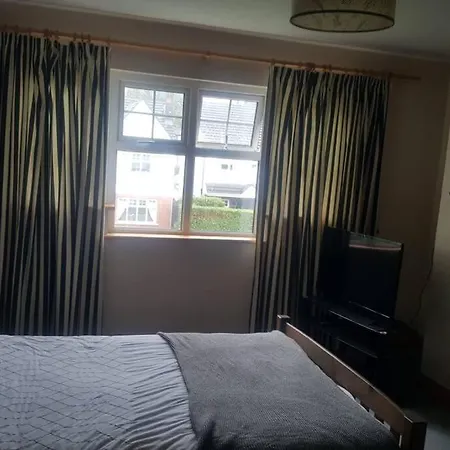 Hotel 4 Bed Detached House In *